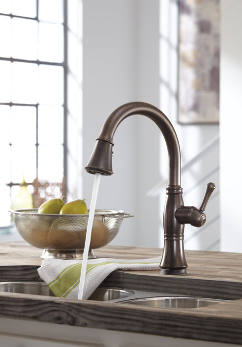 Delta Cassidy™: Single Handle Pull-Down Kitchen Faucet with Touch<sub>2</sub>O and ShieldSpray Technologies, venetian...
